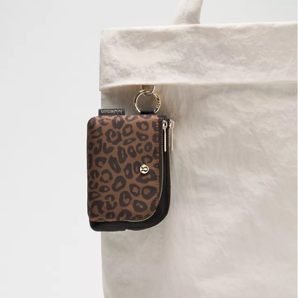 lululemon Duble Zip Clippable Card Pouch.NWT.
